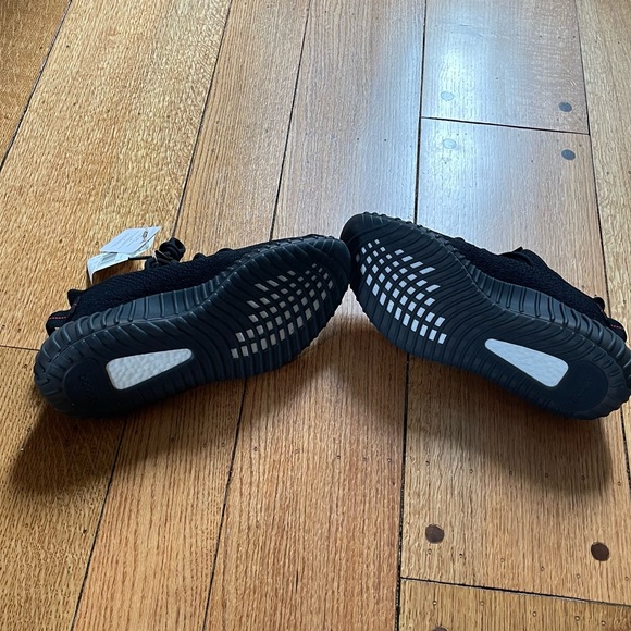 Yeezy Boost 350 V2 BRED Size: 9 NWT and Box - Picture 6 of 8